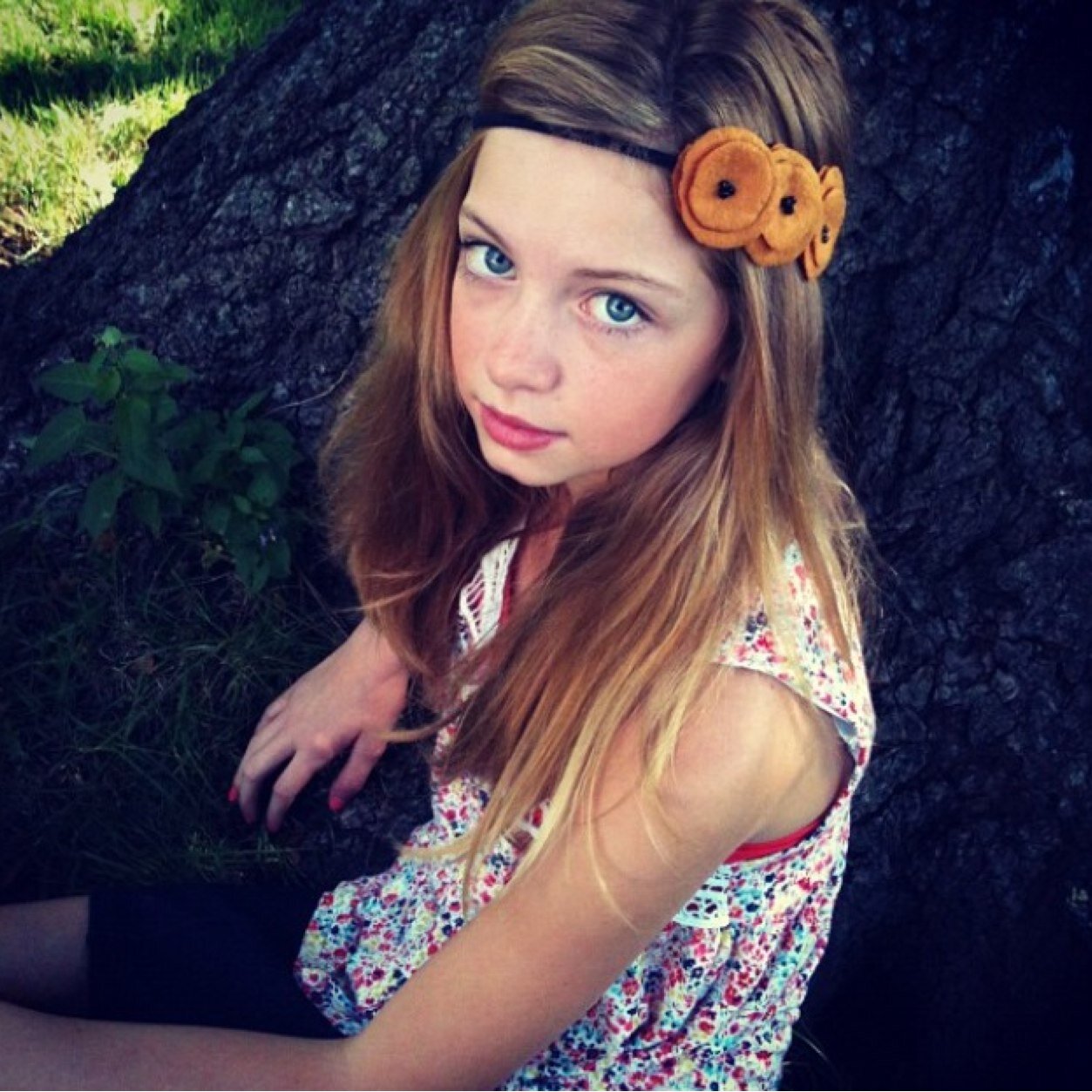 Im AnnaLouise but u can call me Anna! Im 13 years old! I have brown hair, freckles and blue eyes! #Tomboy #Babysitter #Single no mom or dad