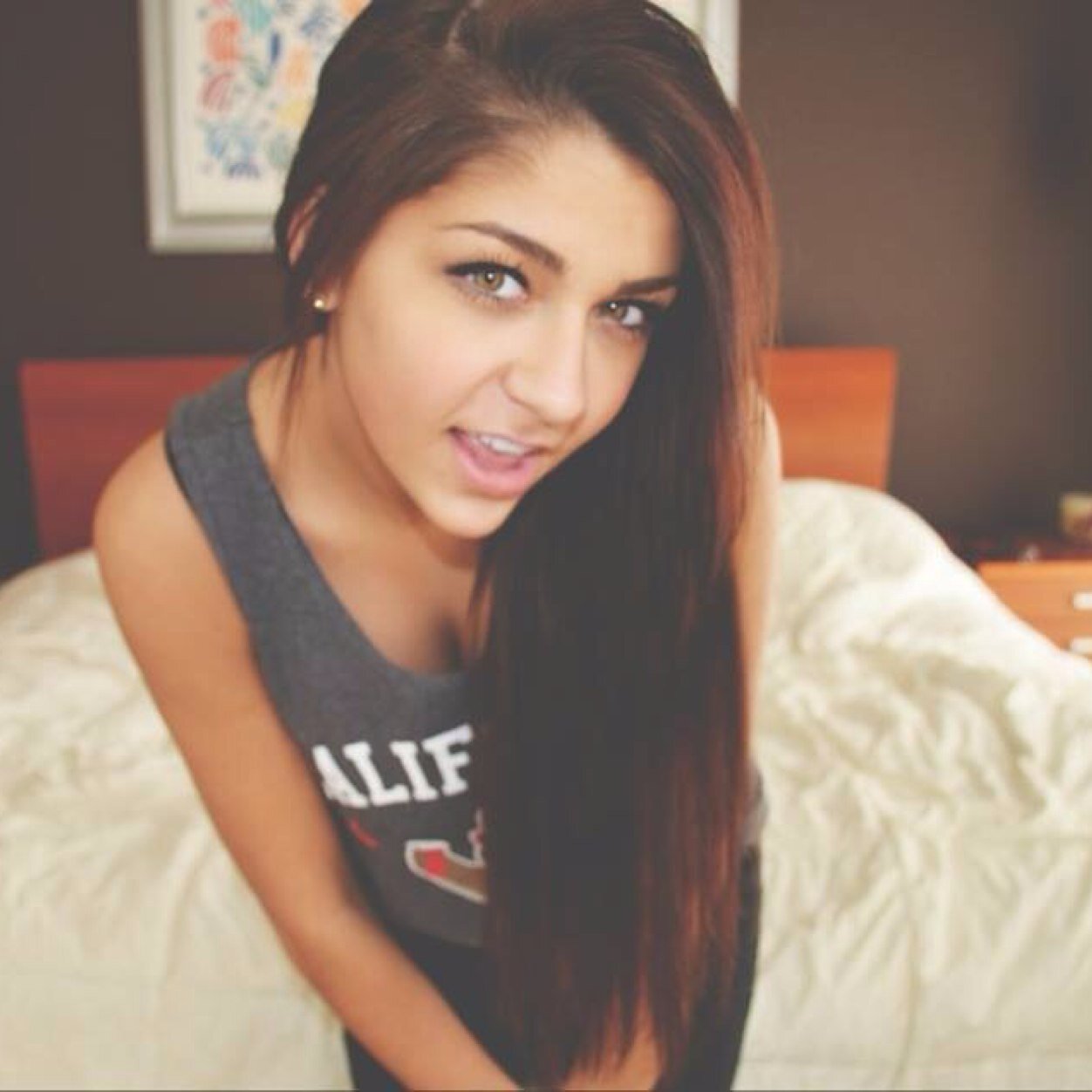 Hello je m'apelle Camille, je viens d'arriver sur twitter, j'ai 17 ans. Skateuse, hypeuse. I love you. ⚡❤️️