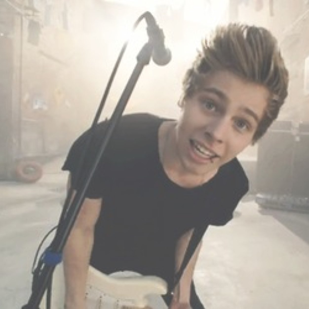 follow @jazmineobsioma and @hungrylukey bc they just gave you a free follow ♡ they follow back! ☺