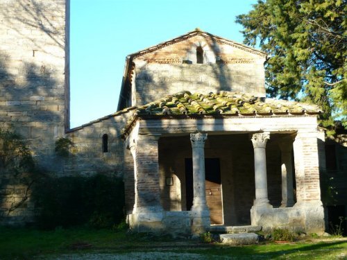 La chiesa di santa Pudenziana è una delle più caratteristiche chiese romaniche situata nella verde campagna di Narni, all'interno vi sono affreschi e simboli.