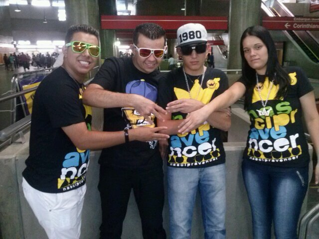Somos fissurados no maior grupo de hip-hop do brasil, AO CUBO junto e misturado com MENINOS DO ESCRITÓRIO.