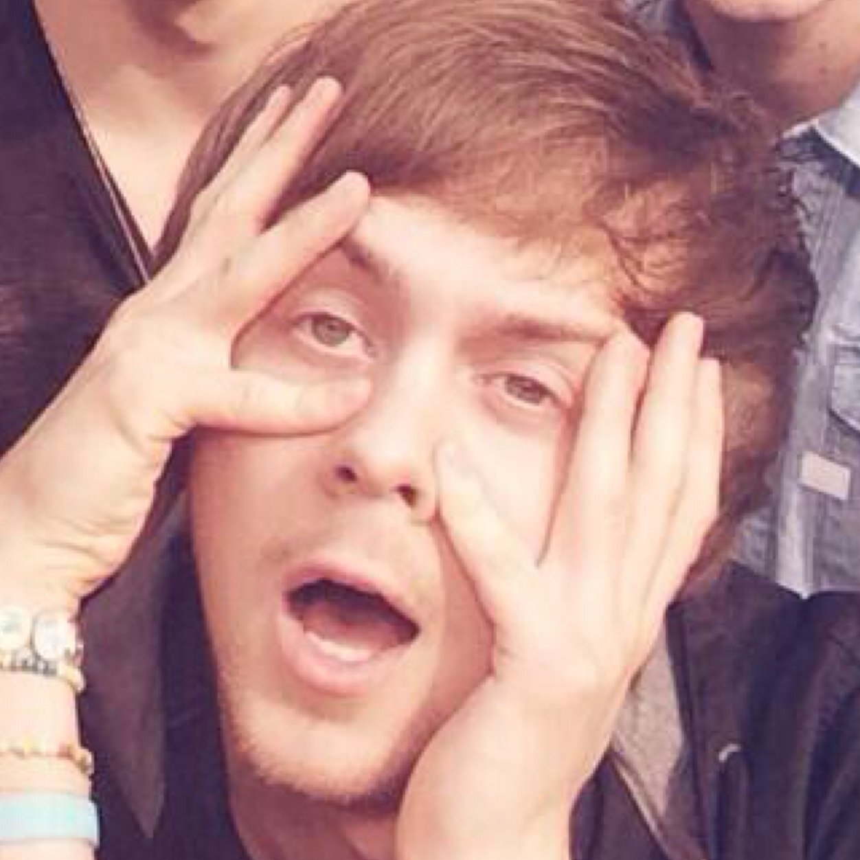 Don't follow this account, follow @R5BTRlove!! This is a free follow!! :)
