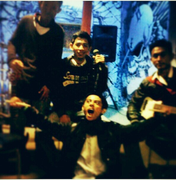 Kami adalah sekelompok orang orang gila yang mengekspresikan kegilaan kami melalui musik || Pop punk ♡
