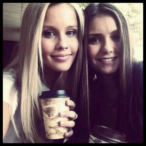 ♥American Idol, TVD, TO, TW, SPN and music are life. My role models are Nina Dobrev, Kat Graham & Chloë Grace Moretz ❤