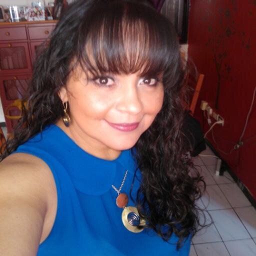 Mujer, hija, hermana, amiga, amorosa, psicóloga, humana, amante de la mar, de mis mascotas, del cine, de la lectura, del café, del vino,en constante aprendizaje