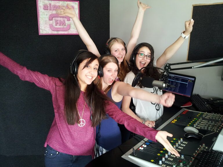 DPTBFM's profile picture. Don't Press The Button is een radioprogramma wat iedere woensdag van 12:00 tot 14:00 te beluisteren is op AlmereFM. ~ Ouidad, Melissa, Nisrine & Merel.