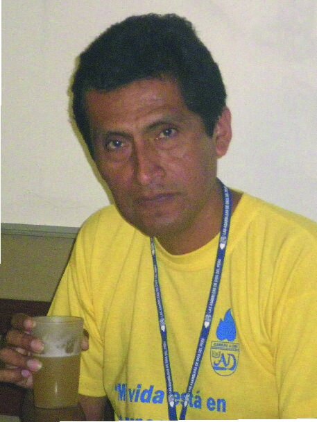 Desde los 6 años empecé a conocer Dios. Ahora sé que me llamó a servirle. Conozco de música, canto y toco 4 tipos de instrumentos. Estudié Ing. Química - UNI
