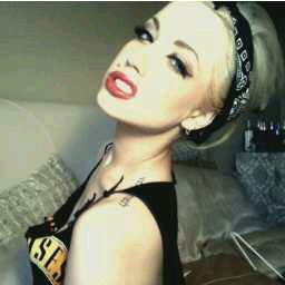 Hey there! I'm Beatrice, I'm 14 years old and I'm Italian. Follow me!
