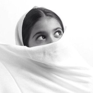 asom_1111's profile picture. ( لست إلا وردة في باقة ورود .. غير أن لي لوني الخاص )