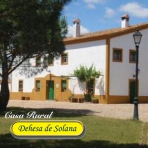 Casa rural con encanto en la que disfrutar de la dehesa de Extremadura. Enclavada en el entorno del PN Tajo Internacional y cerca de nuestro secadero de jamones