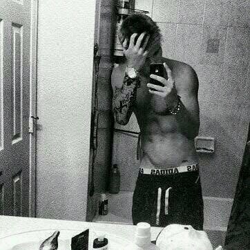 Proud to be a belieber since 2009.
 27'03'11 / 13'04'13 BEST DAY'S OF MY LIFEE!!
         Never Say Never And Believe.
Canadian, Dutch