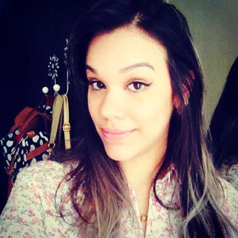 Filha de Deus, Potiguar, Esposa, Corinthiana, Estudante de Eng. Química e Amante de Maquiagem, Moda e Viagens !!