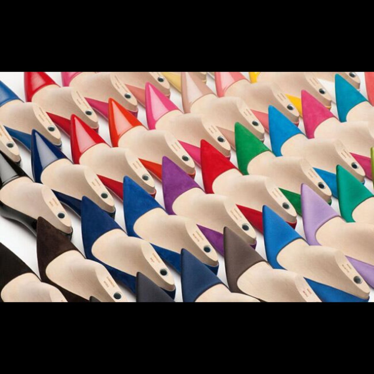 modareal2's profile picture. Este twitter está basado en toda la moda de la actualidad. Marcas, eventos, models.