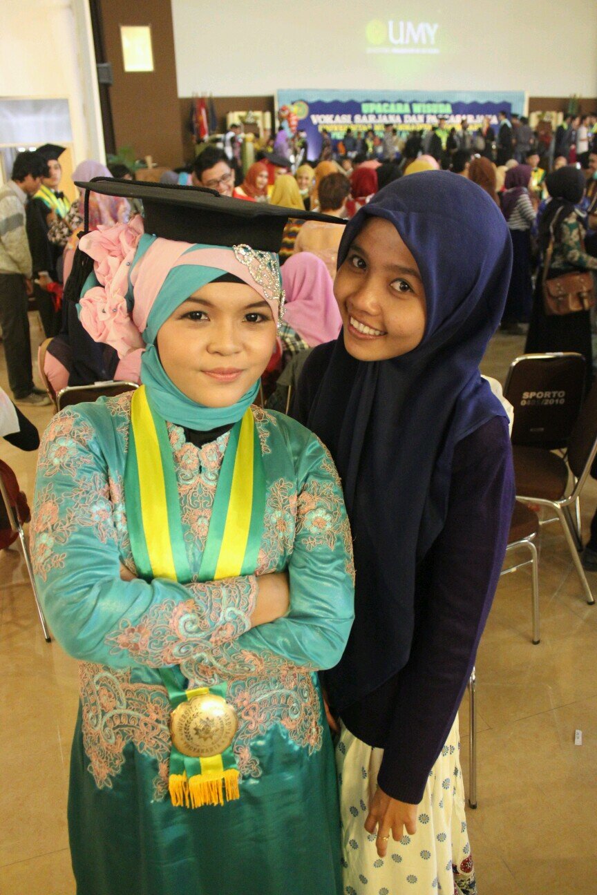 dah ga main twitter, instagram aja sih @intansubagya