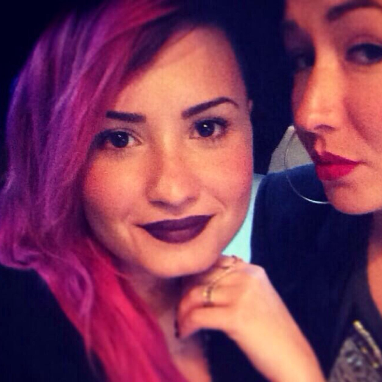 FOLLOW @DEMINEDERLAND FOR DEMI UPDATES IN DUTCH