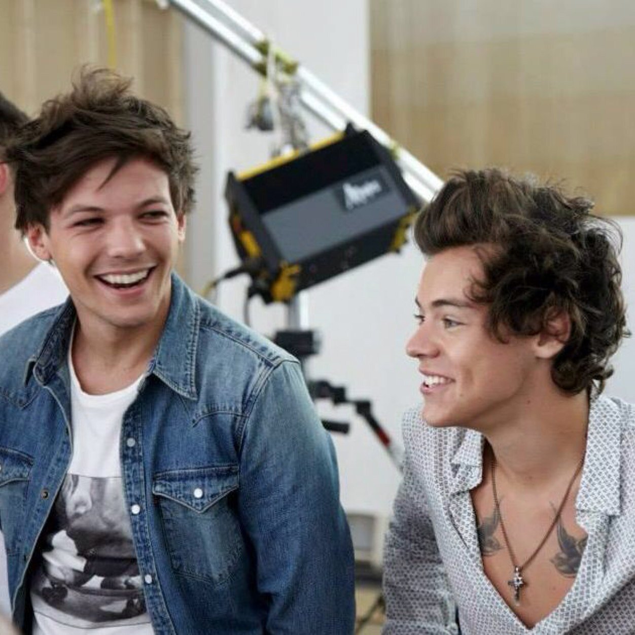 FOLLOW @harrysbaaabe please please please please please love u all