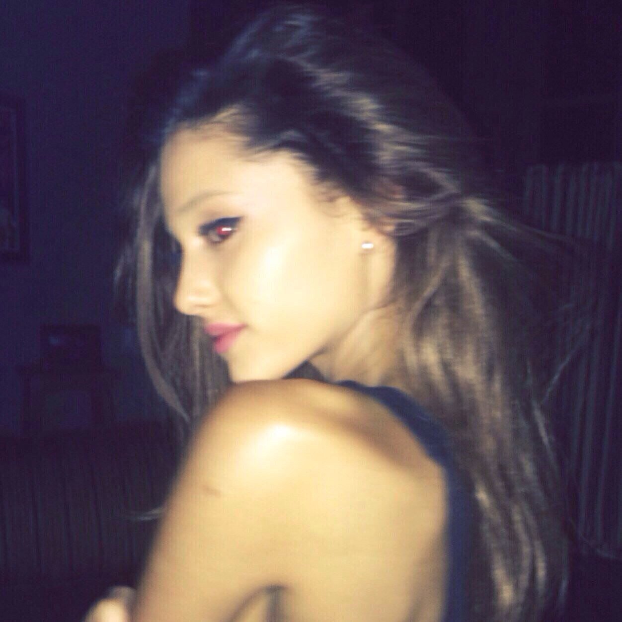 Follow @ArianaOneSwift!