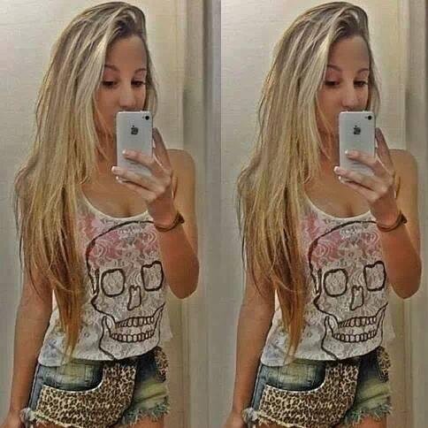 Modelo,Amo desfilar,fazer compras,andar de carro. enfim essa é a Larissa que eu sou .