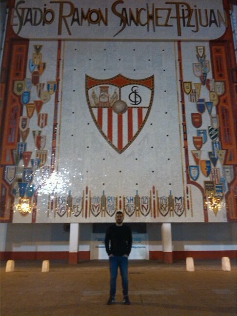 Sevillano y Fiel seguidor del equipo mas grande de Andalucia , Sevilla FC, Enamorado del buen futbol.