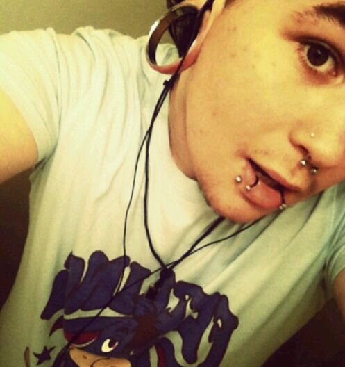 CurrentlyInHell's profile picture. this bio cant handle what i have to say so just ask if u wanna know something about me..