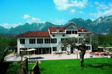 Il ristorante, sito sulla sinistra Piave in splendida posizione panoramica sulla città di Belluno, ha sede in una villa del XVIII secolo: Villa Doglioni.