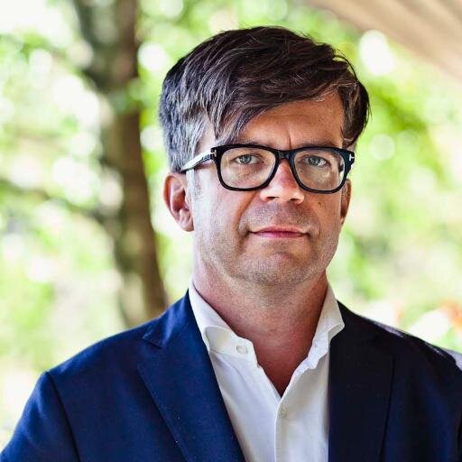 Mas i förskringringen. Till vardags kommunikationschef på TCO. Gillar ostron, skott från blå med trafik framför mål och tycker inte illa om dubbla negationer.