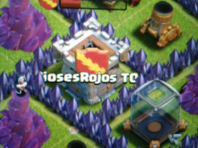 Clan del juego de Clash of Clans. Pedimos gente y ayuda por favor. Tropas 3 minimo ayuntamiento 6 y nivel 40 Nombre del clan: DiosesRojos TOP