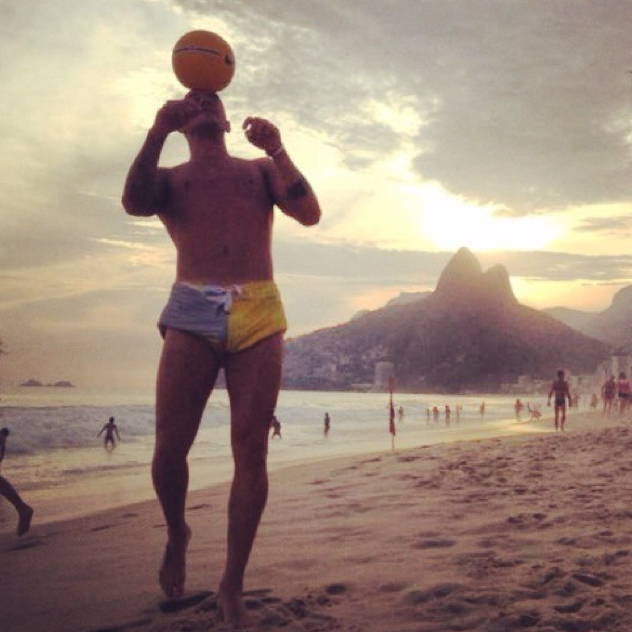 pablozucche's profile picture. ser importante es del ego, ser feliz es del alma... seamos felices ... son rachas ... C.A.I