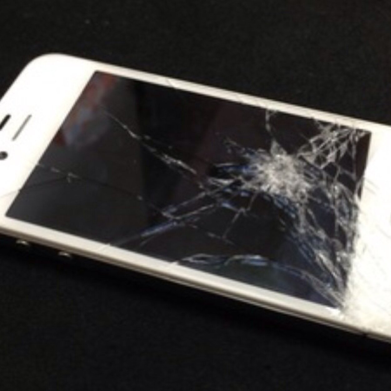 iPhone修理店のH.studioです！ 故障でお悩みのiPhoneをお持ちの方、 ぜひ、ブログに詳細を書いてますので どうぞご検討ください！！ (-_^)