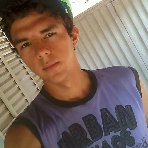 Ignore, não ligue, não responda, se te criticam é porque você é alguém.