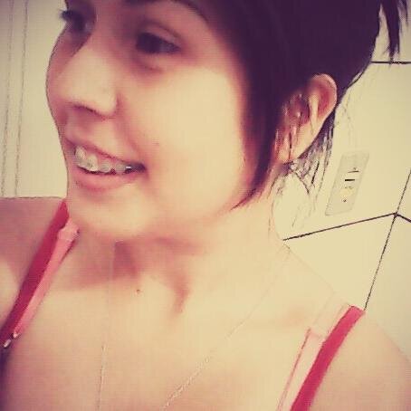 Fofinha ,querida , nao sou bonita sou normal , inrrito as pessoas .amo quase todas quero matar todo mundo . E eu quero um abraço :/