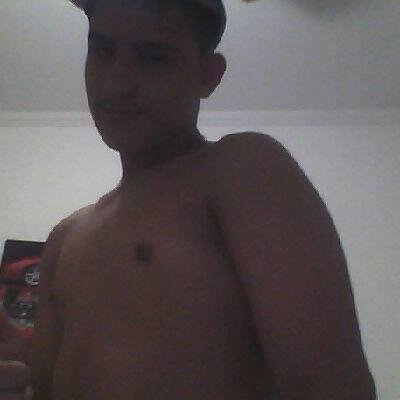 Estudante amo futebol , pizza , sair com amigos , família e uma frase se sua estrela não brilha ñ tente apagar a minha pois a sua já està apagada faz tempo