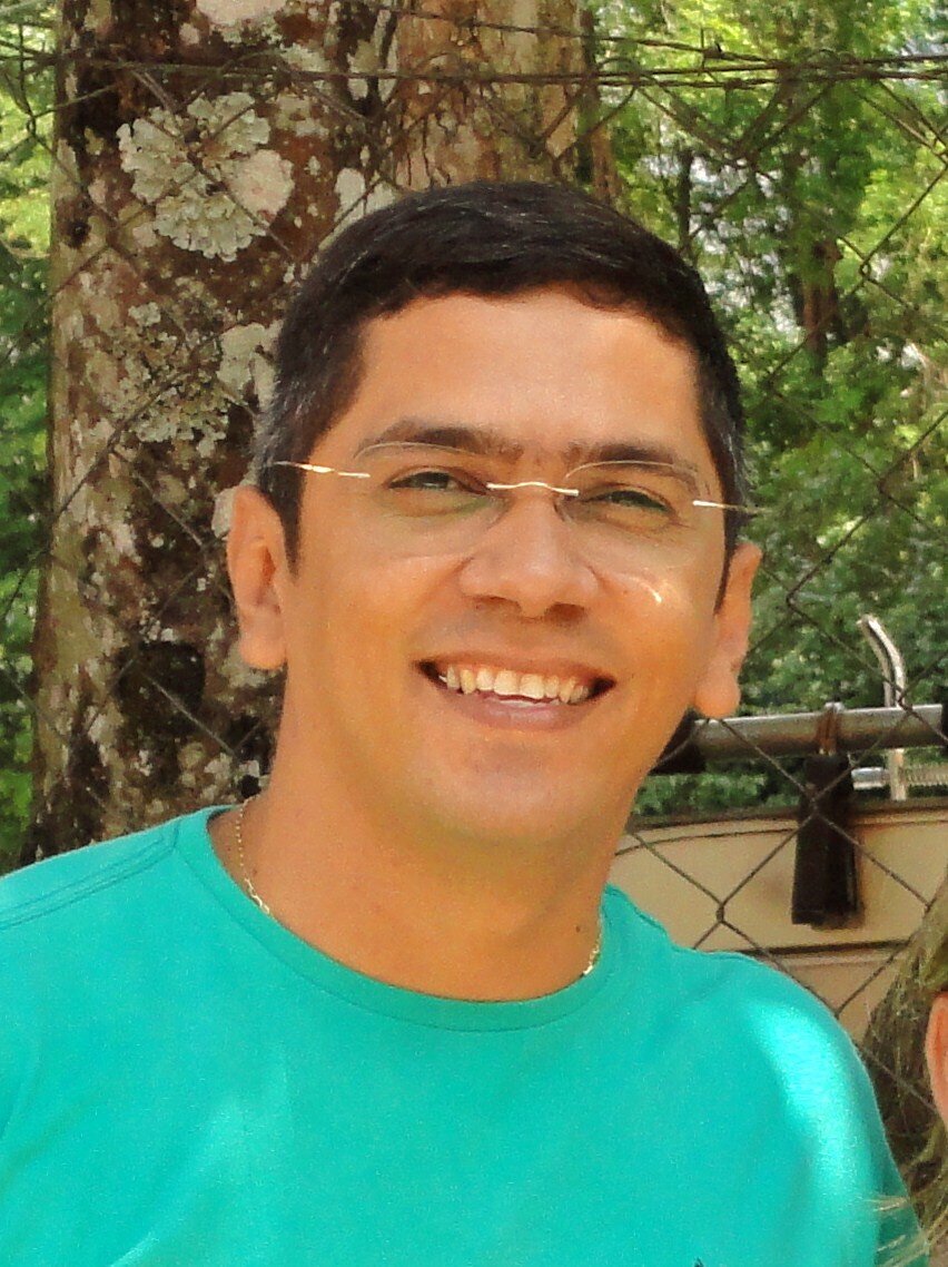 Flamenguista, esposo da Ju, Pai do Miguel e do Gabriel. Coração grande, firme em Deus. Defensor da vida.