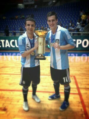 🇦🇷 Hincha de Racing, Futsal Player, Licenciado en Publicidad, Docente, Hijo, Hermano, Amigo y Esposo.