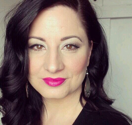 Makeup Artist/ Beauty Advisor. Purveyor of Vintage. Perfectly distracted by a love of decorating.