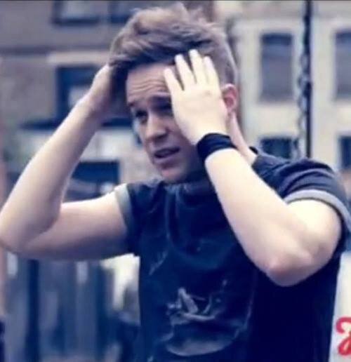 FOLLOW @lissamurs_xx BECAUSE SHE JUST GAVE YOU A FREE FOLLOW AND SHE FOLLOWS BACK IF YOU ASK :)