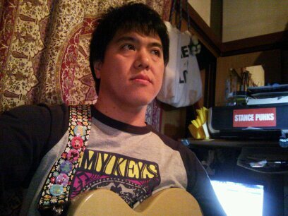 パンクロッカー。
ギターはストラト。
性格がクソなので誰とも仲良くなれない、でも本当は淋しい。
たくさんの人を裏切っていっぱい人を傷つけた。生まれてくるべきではなかった。  
今は本当の自分を見つけた。
ビューティフルに生きて、ビューティフルに死にたい。

竜胆の花が好き。