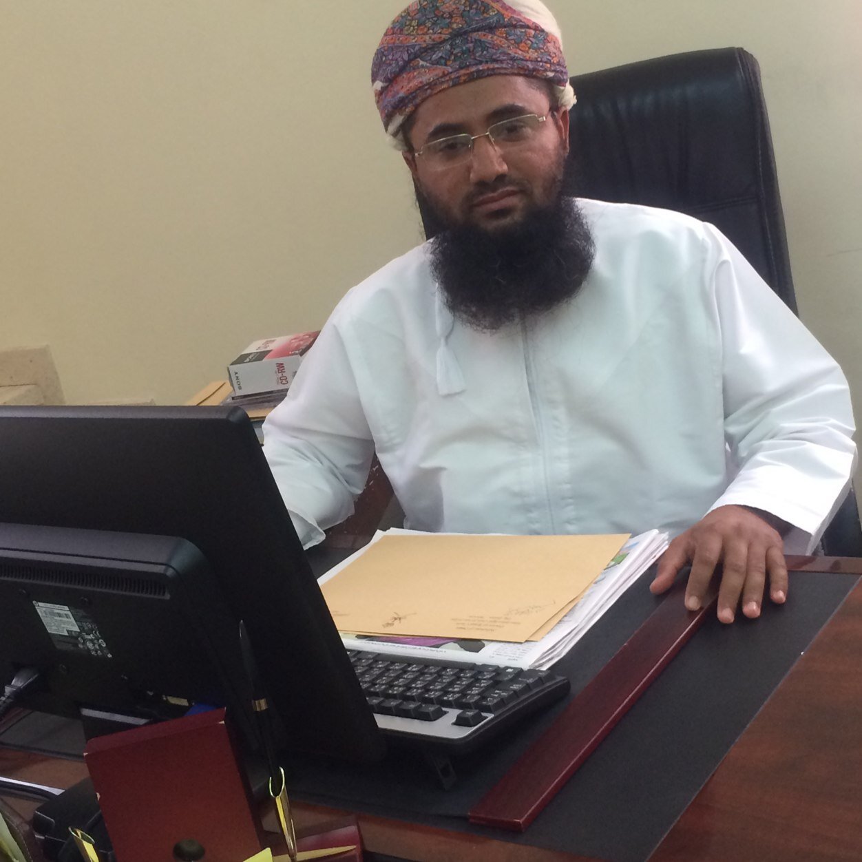 إن المسلم لم يخلق ليندفع مع التيار، ويساير الركب البشري حيث اتجه وسار، بل خلق ليوجه العالم والمجتمع والمدنية، لأنه صاحب الرسالة وصاحب العلم اليقين.