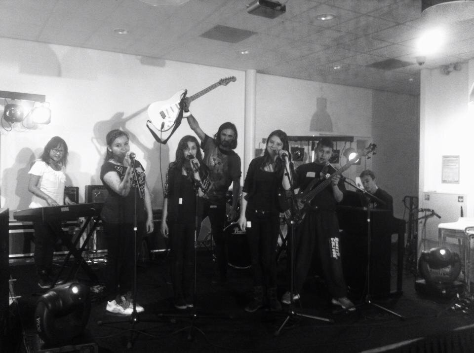 WaveOfficialx's profile picture. Channa, Chewethy, Noah, Kardo, Niels, Meng-Yi, Mike, Gerrit & Nadia