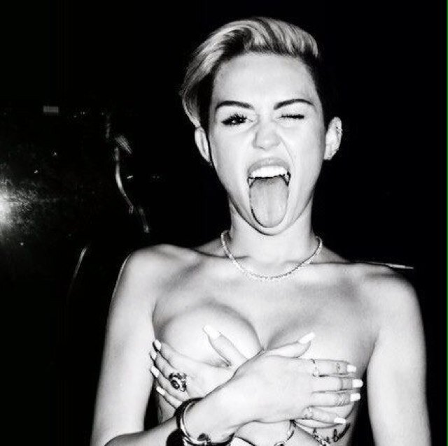 JonsStefanie's profile picture. #onedirection#1R#MCR#DoctorWho#ID#AHS#Misfits#Spn#TBBT#2bg#divergent#Hp#THG#LOS#Sherlock#teenwolf#FOB#Greenday#Eminem