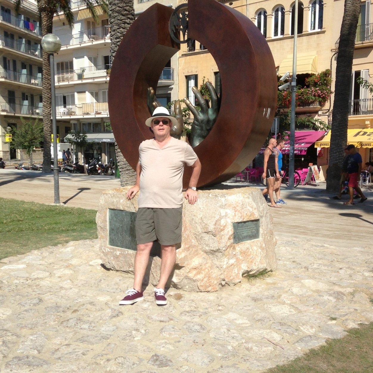 Man Utd supporter, harrassed Grandad,Father Husband (An old Fart) Avid Curragh racecourse goer.Loves Sunny Holidays