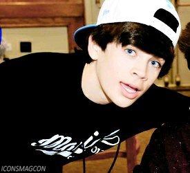 ||13|| Huérfano. Ponycornio de tricolor okey? okey. Ps eso, que no tengo ni pta idea de que poner. Effy es puto amor. Tate, mi feo.