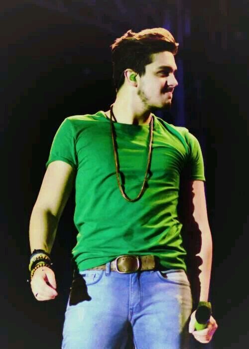 La distancia no cambia lo que siento por ti @LuanSantana | Since: 11-08-2011.