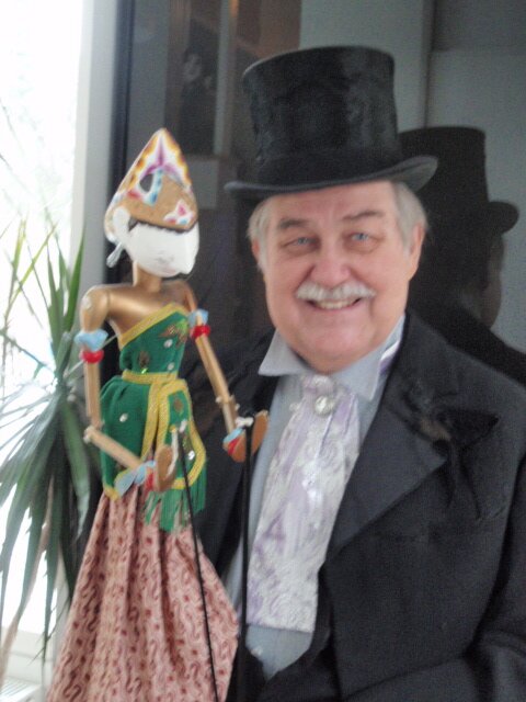 eJuSir's profile picture. Teatteritaiteen tohtori, näyttelijä, dramaturgi.