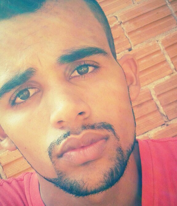 Ser feliz e a minha meta  !! e  deus esta no  comando