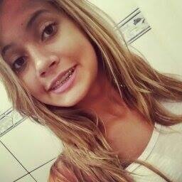 O segredo da felicidade é simples: viva o hoje, esqueça do ontem e não planeje o amanhã.