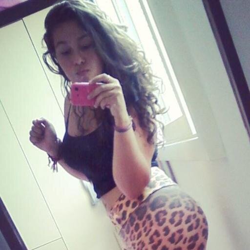 Eu falo palavrão, ouço rap, uso moletom maior que eu falo mano, véi, koé e mesmo assim sou menina. Eai sociedade? Vai me julgar?