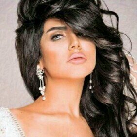 ‏‏‏‏‏‏‏‏‏‏‏‏‏‏حنونه حين تحب ، وطفله حين تبكي ،وكبيره عندما يتحدثون معها عن مشاكلهم وضعيفه حين تفقد من تحب هكذا انا dado ...