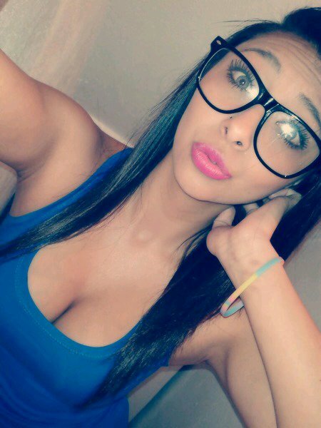 Colombiana de 19 años viviendo y estudiando en Madrid. Morena, sincera y sensible. Quien me conoce sabe el resto