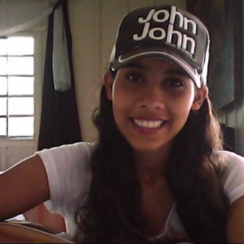 Amo música,toco violão e viola,componho e canto hehe :D